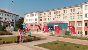 Körfez'de sokaklar ay-yıldızla süslendi