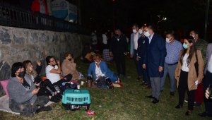 Kuşadası'nda başkanlar geceyi parkta geçiren vatandaşları ziyaret etti