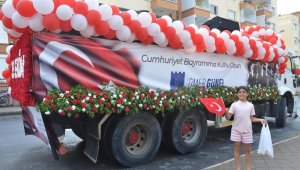 Kuşadası'ndaki Cumhuriyet coşkusu yağmur altında devam etti