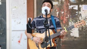 Maske takmayanları söylediği şarkıyla uyarıyor