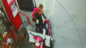 Maskeli ve üniformalı hırsız kamerada