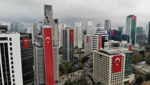 Maslak'ta gökdelenlere dev Türk bayrakları asıldı