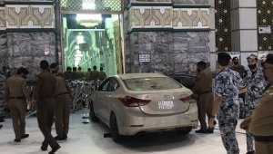 Mekke'de bir kişi aracıyla Mescid-i Haram'a daldı