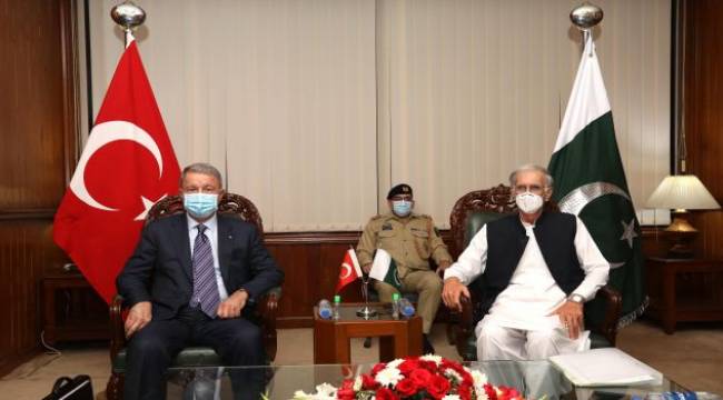 Milli Savunma Bakanı Akar, Pakistan Savunma Bakanı Khattak ile bir araya geldi