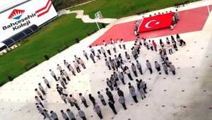 Minik öğrenciler Türk Bayrağı koreografisi ile Cumhuriyet Bayramını kutladı