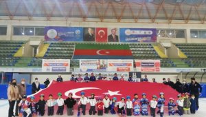 Minik short track sporcuları Cumhuriyet'in 97. yılını buz üzerinde dev Türk bayrağı açarak kutladı