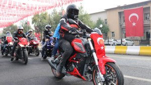 Motor tutkunları, cumhuriyetin 97'nci yıl dönümü için Türk bayraklarıyla Diyarbakır'ı turladı