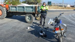 Motosiklet, akaryakıt istasyonundan ana yola çıkan traktöre çarptı:1 ölü