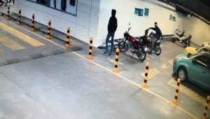 Motosiklet hırsızları önce kameralara, sonra polise yakalandı