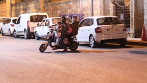 Motosiklet üzerinde tehlikeli yolculuk
