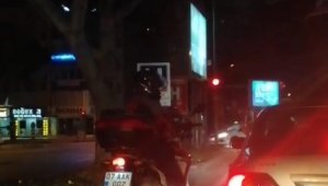 Motosikletli sürücünün kırmızı ışıktaki çılgın dansı otomobil sürücülerini güldürdü