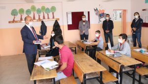 Müdür Başyiğit, öğrencilere kitap hediye etti