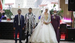 Muş'ta 1 saatlik aşiret düğününün 40 dakikası takı töreniyle geçti