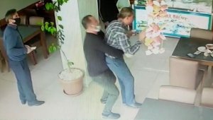 Nefes borusuna balık parçası kaçan müşterisini kurtardı