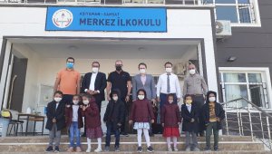 Öğrencilere ayakkabı ve mont hediye edildi