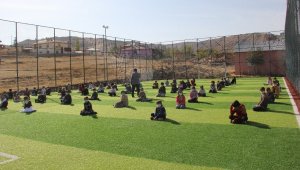 Öğrencilere halı sahada Peygamber Efendimizin çocuk sevgisi anlatıldı