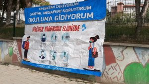 Okul bahçesinde Korona virüs bilgilendirme afişleri