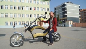 Okulun atölyesinde elektrikli motosiklet yaptı