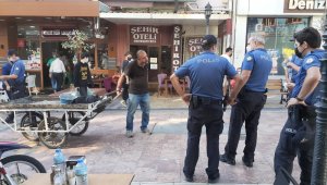 Önce kolunu kesti, sonra jileti boğazına dayadı