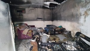 Önceden annesiyle yaşadığı evi benzin dökerek yaktı