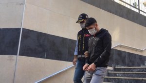 Oto hırsızları çaldıkları arabayı benzin istasyonuna kadar itti