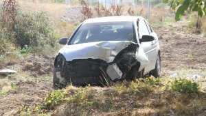 Otomobil direğe çarparak tarlaya düştü: 3 yaralı