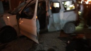 Otomobil elektrik direklerine çarptı: 1 yaralı