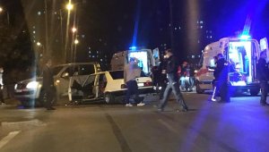 Otomobil ile ticari araç çarpıştı: 10 yaralı