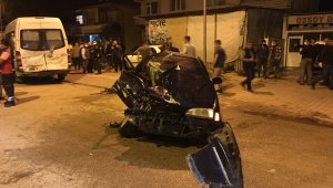 Otomobil park halindeki minibüse arkadan çarptı: 1 ölü, 1 yaralı
