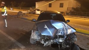 Otomobilin çarptığı aydınlatma direği evin çatısına düştü