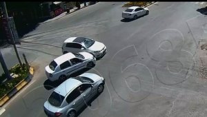 Otomobillerin çarpıştığı kaza kamerada