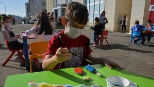 Pandemi sürecinde bunalan çocuklar taş boyama etkinliği buluştu