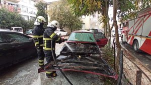 Park halindeki otomobil bir anda alev aldı