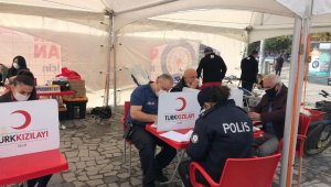 Polislerden Kızılay'a kan bağışı