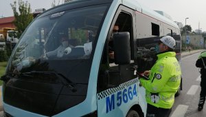 Polisten minibüslerde Covid 19 denetimi