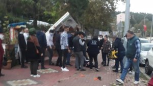 Reklam tabelası kaldırımda yürüyen kadının üzerine düştü