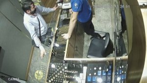 Sahte altınla kuyumcuları dolandıran 'Altın Faresi' kamerada