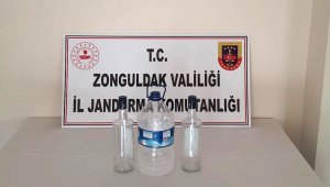 Sahte içki yaparken yakalandı, 2 litre içkiye el konuldu