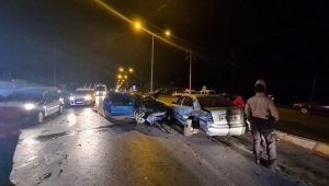 Sakarya Adapazarı'da iki otomobil çarpıştı: 2 yaralı