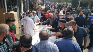 Sakarya'da bedava maske dağıtımı koronayı unutturdu