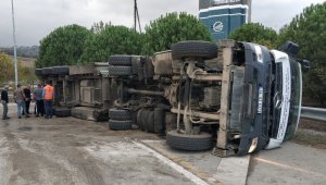 Samsun'da katı atık transfer aracı tır devrildi: 1 yaralı