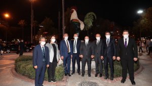 Sanayi ve Teknoloji Bakanı Varank, Denizli horozu önünde poz verdi