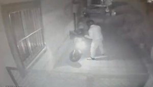 Saniyeler içerisinde motosiklet hırsızlığı kamerada