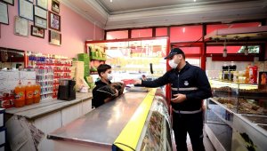 Şehitkamil'de bayrak ve seccade dağıtıldı
