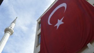 Şehrin dört bir yanı bayraklarla donatıldı