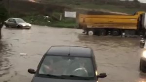 Sel suyuna kapılan araçlar böyle sürüklendi