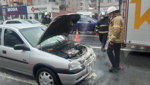 Seyir halindeki otomobil alev aldı