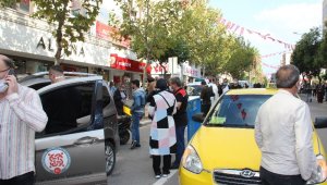 Şiddetli deprem Manisalıları sokağa döktü