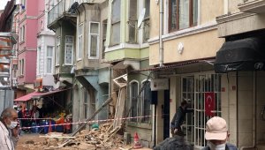 Şiddetli yağmur sonrası 2 katlı metruk binanın bir kısmı çöktü