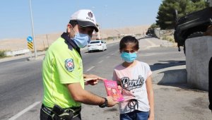 Silvan polisinden öğrencilere hikaye kitabı hediyesi